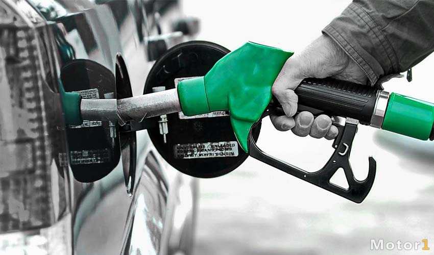 دفاع رهبر از دولت در بحث سهمیه بندی بنزین